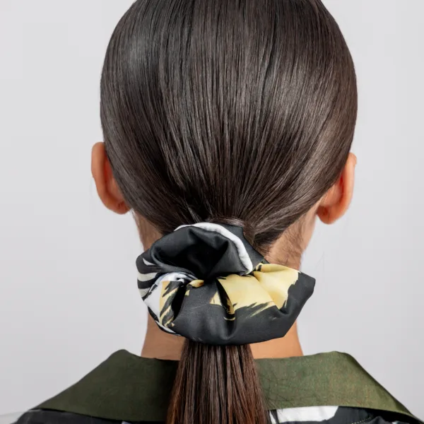 “STRIPED LETTERS” PRINTED SCRUNCHIE